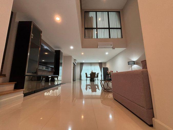 รูป 🏡 ทาวน์โฮมหรู 3 ชั้น ทำเลทองกรกรุงเทพกรีฑาตัดใหม่! จดทะเบียนบริษัทได้ แต่งครบพร้อมอยู่ ✨ - รูปที่ 3/22