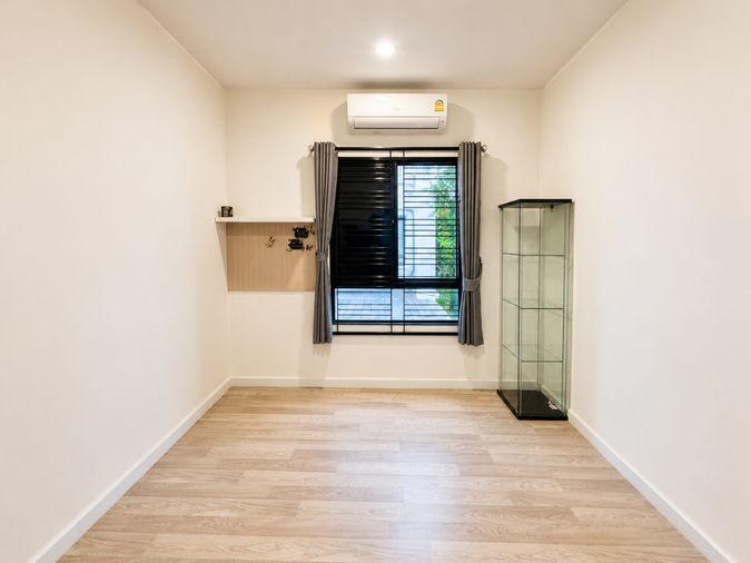 รูป ขายทาวน์โฮม 3 ชั้น Patio Srinakarin – Rama 9 ทำเลกรุงเทพกรีฑา บ้านสวยพร้อมอยู่ ติดแอร์ทุกห้อง พื้นที่กว้าง 29.8 ตร.ว. ใกล้รถไฟฟ้า ทางด่วน - รูปที่ 13/21