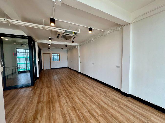 รูป เช่าโฮมออฟฟิศ 4.5 ชั้น สุขุมวิท 62 พื้นที่ขนาดใหญ่ ดีไซน์ทันสมัย ใกล้ BTS บางจาก เหมาะสำหรับสำนักงานมืออาชีพ - รูปที่ 39/42