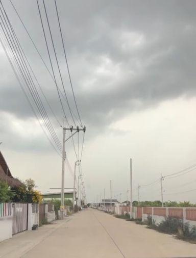 รูป ขายที่ดินจัดสรร ล้อมรั้วเรียบร้อย  ที่ดินเลียบคลองทวีวัฒนา ไทรน้อย จ.นนทบุรี  💥ขาย 1.2ล้าน รวมค่าโอน 💥พร้อมจบ ต่อรองได้ - รูปที่ 6/7