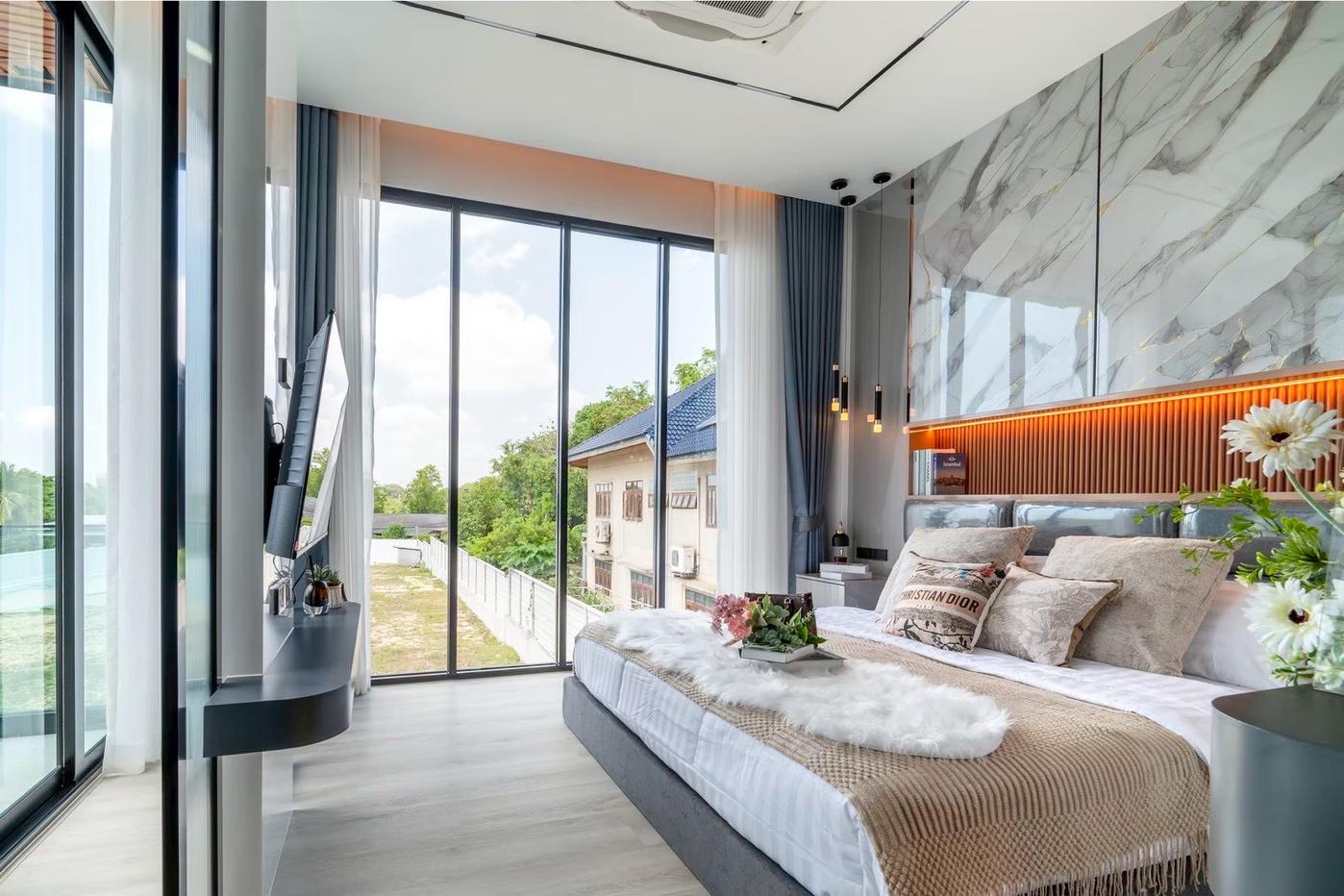 picture Luxury Pool Villa for Sale Mabprachan East Pattaya - 14/28