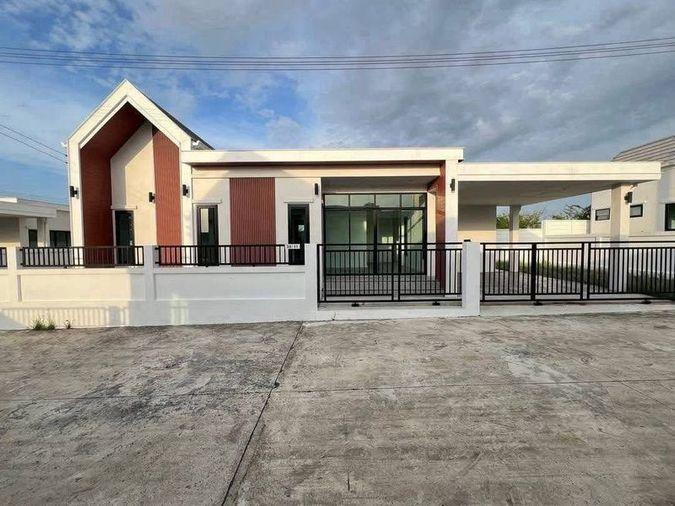 รูป ขายบ้านเดี่ยวมือ 1 ทำเลทอง ตรงข้ามอนามัยบึง ศรีราชา พร้อมอยู่ - รูปที่ 1/17