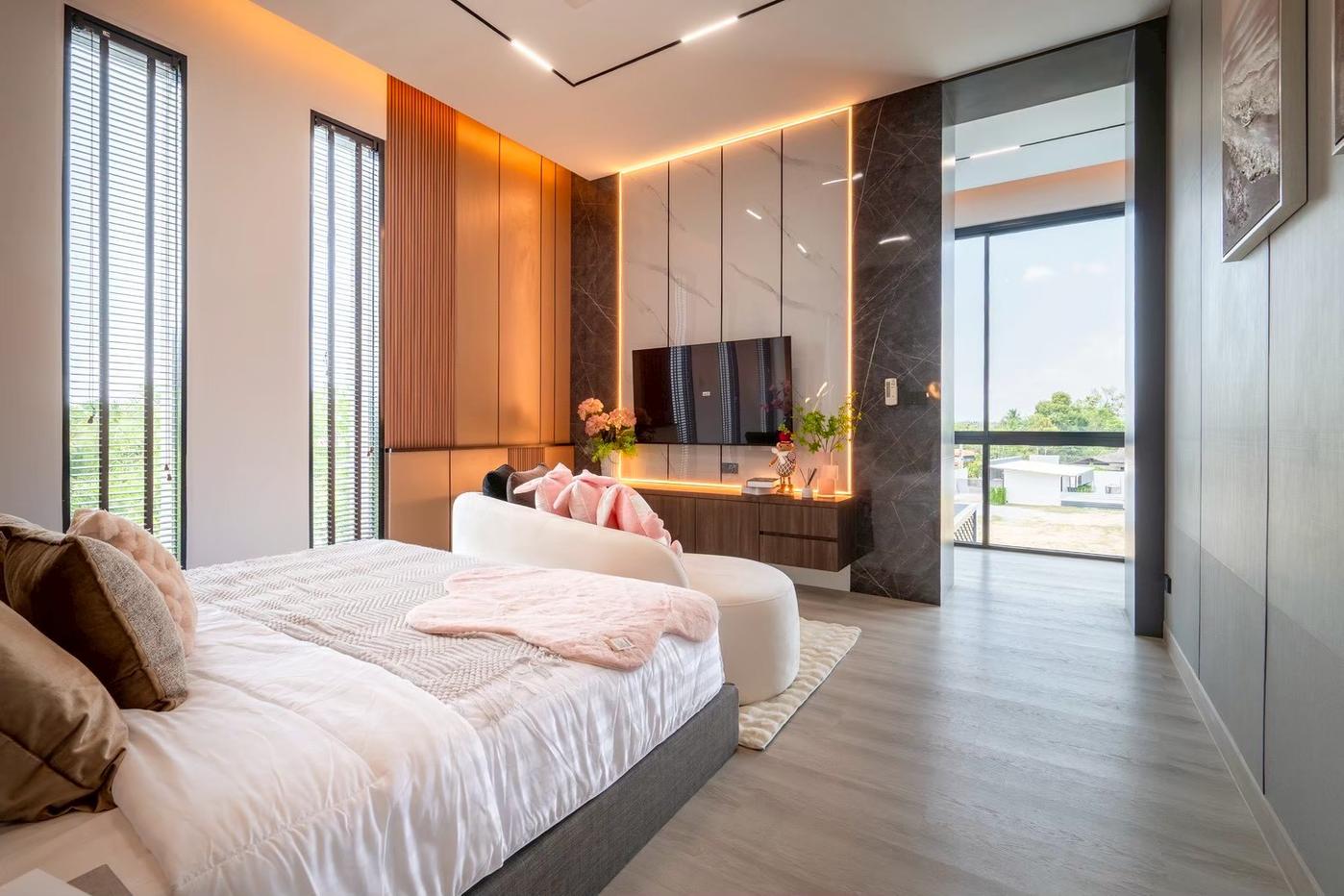 picture Luxury Pool Villa for Sale Mabprachan East Pattaya - 12/28