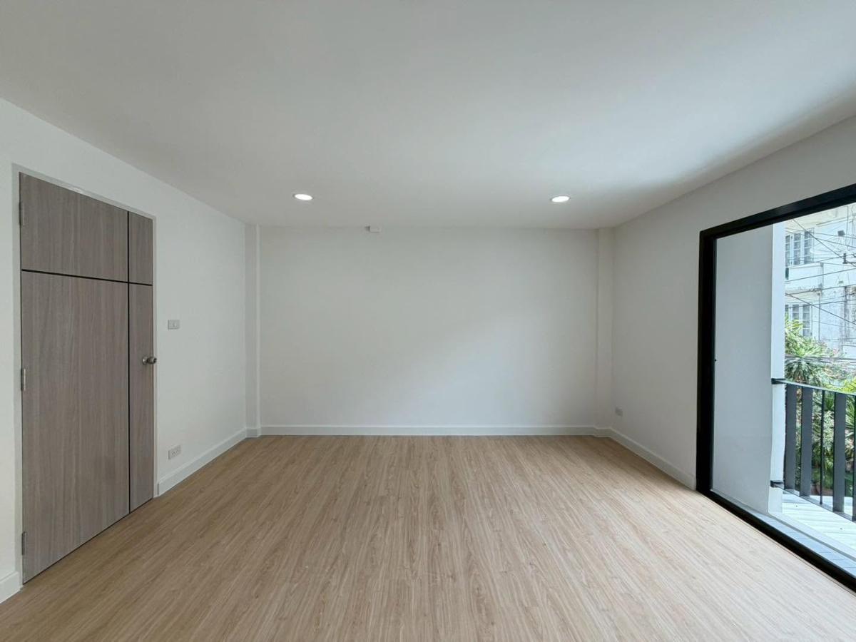 รูป บ้าน 4 ชั้นเล่นระดับ ใกล้ สถานีปากเกร็ด ติวานนท์ แจ้งวัฒนะ รีโนเวทใหม่ทั้งหลัง  - รูปที่ 28/44