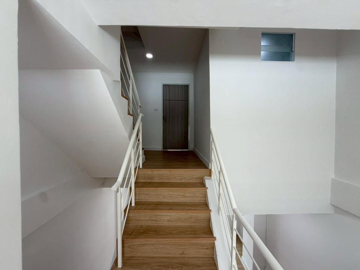 รูป บ้าน 4 ชั้นเล่นระดับ ใกล้ สถานีปากเกร็ด ติวานนท์ แจ้งวัฒนะ รีโนเวทใหม่ทั้งหลัง  - รูปที่ 25/44