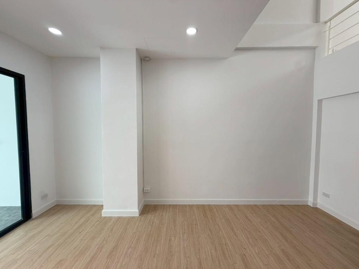 รูป บ้าน 4 ชั้นเล่นระดับ ใกล้ สถานีปากเกร็ด ติวานนท์ แจ้งวัฒนะ รีโนเวทใหม่ทั้งหลัง  - รูปที่ 9/44
