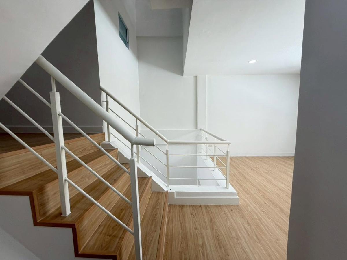 รูป บ้าน 4 ชั้นเล่นระดับ ใกล้ สถานีปากเกร็ด ติวานนท์ แจ้งวัฒนะ รีโนเวทใหม่ทั้งหลัง  - รูปที่ 22/44