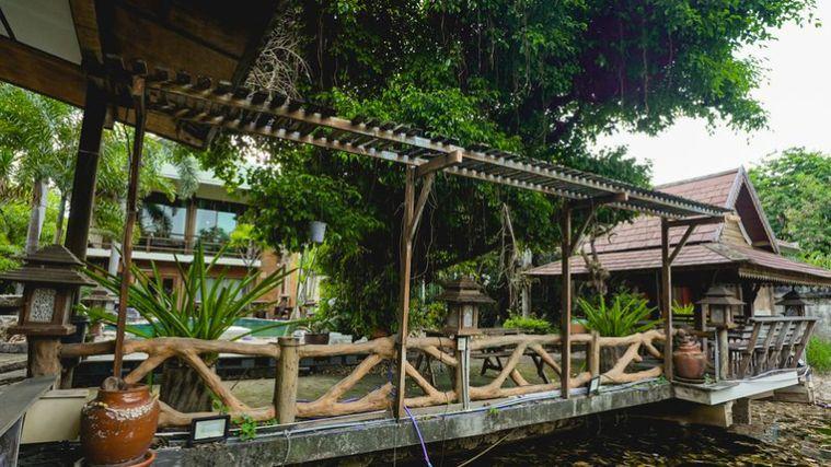 picture A luxury mansion on a large plot of land, located on the main Chak Kho-Nong Kham road in Sriracha. - 14/20