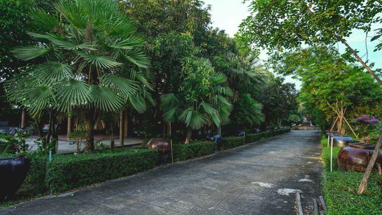 picture A luxury mansion on a large plot of land, located on the main Chak Kho-Nong Kham road in Sriracha. - 8/20