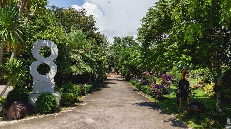 picture A luxury mansion on a large plot of land, located on the main Chak Kho-Nong Kham road in Sriracha. - 4/20