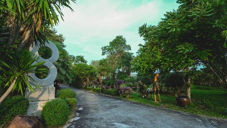 picture A luxury mansion on a large plot of land, located on the main Chak Kho-Nong Kham road in Sriracha. - 7/20