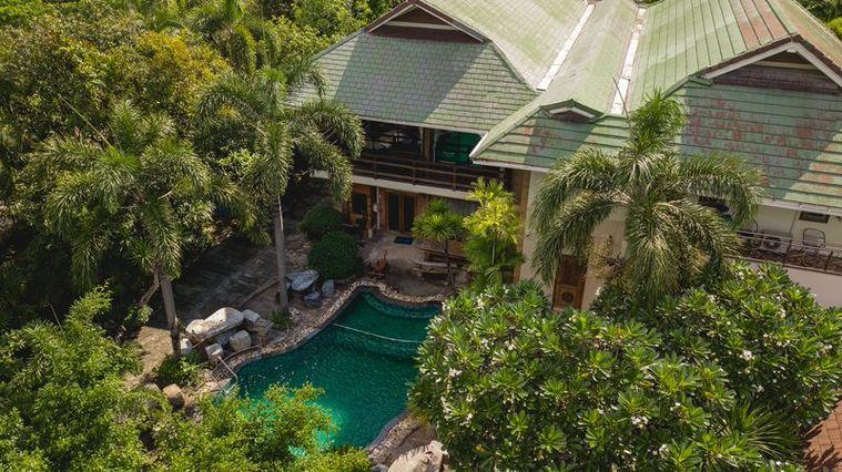 picture A luxury mansion on a large plot of land, located on the main Chak Kho-Nong Kham road in Sriracha. - 1/20