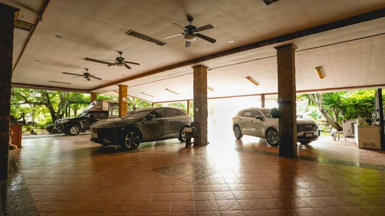 picture A luxury mansion on a large plot of land, located on the main Chak Kho-Nong Kham road in Sriracha. - 17/20