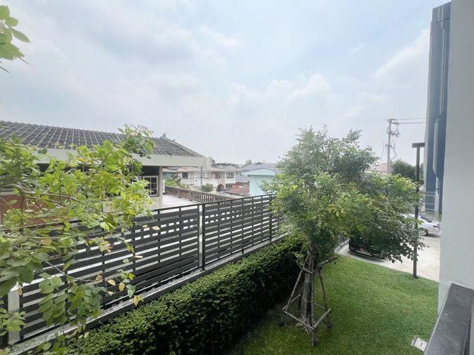 รูป 🏡 คนรักสัตว์ห้ามพลาด! คอนโด Pet Friendly  Chewathai Hallmark Ladprao–Chokchai 4 โทร 063-6165390 - รูปที่ 4/10