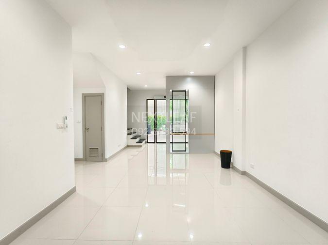 รูป ให้เช่า โฮมออฟฟิศหรู 4 ชั้น ติดถนนนวลจันทร์ Premium Place Mix Ekamai-Ramintra หน้ากว้าง 5.5 เมตร 2 ห้องทำงานใหญ่ 3 ห้องนอน 4 ห้องน้ำ 28 ตร.ว. - รูปที่ 5/18