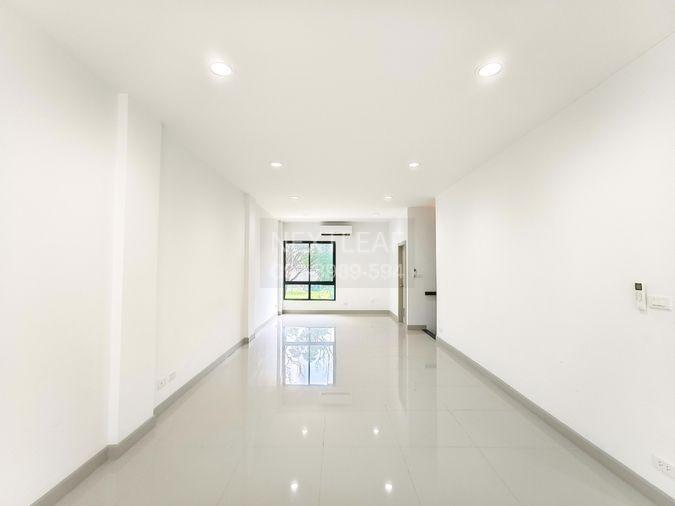 รูป ให้เช่า โฮมออฟฟิศหรู 4 ชั้น ติดถนนนวลจันทร์ Premium Place Mix Ekamai-Ramintra หน้ากว้าง 5.5 เมตร 2 ห้องทำงานใหญ่ 3 ห้องนอน 4 ห้องน้ำ 28 ตร.ว. - รูปที่ 8/18