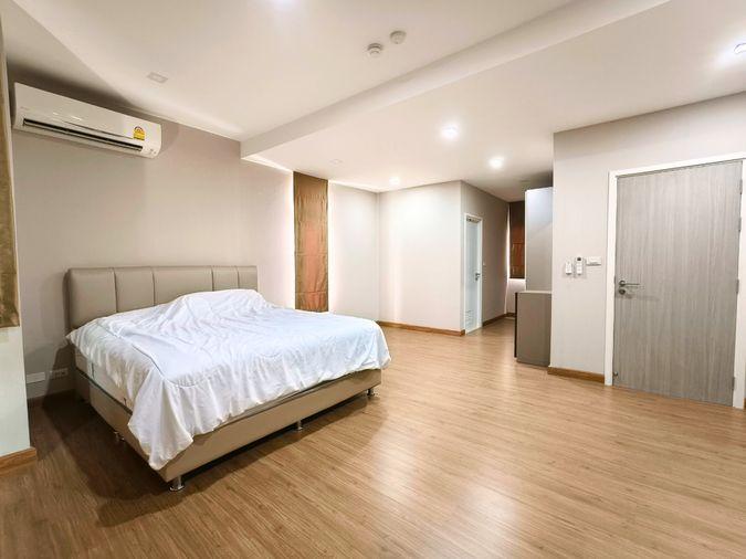 รูป ขาย ทาวน์โฮมหรู Patio พัฒนาการ 32 หน้าสระน้ำ 33.6ตร.ว. 8.3 ล้านบาท หลังริม 3.5 ชั้น 3ห้องนอน 3ห้องน้ำ เข้าออกได้หลายทาง - รูปที่ 10/24