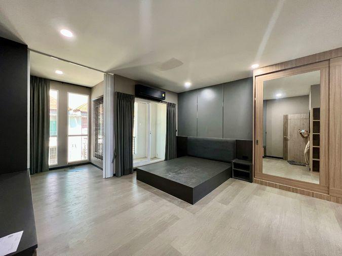รูป ให้เช่า Baan Klang Muang S-Sense Rama 9 – Ladprao ทาวน์โฮมหลังมุม รีโนเวทใหม่ Built-in ทั้งหลัง พร้อมเข้าอยู่ ใกล้โรงเรียนนานาชาติฝรั่งเศส กรุงเทพ - รูปที่ 33/36