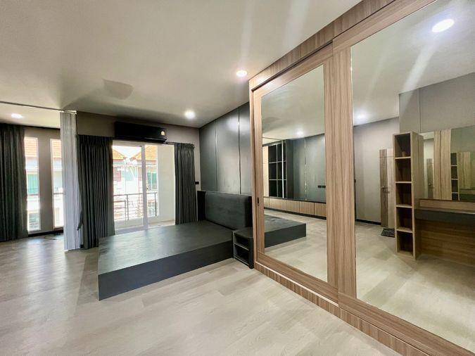รูป ให้เช่า Baan Klang Muang S-Sense Rama 9 – Ladprao ทาวน์โฮมหลังมุม รีโนเวทใหม่ Built-in ทั้งหลัง พร้อมเข้าอยู่ ใกล้โรงเรียนนานาชาติฝรั่งเศส กรุงเทพ - รูปที่ 32/36