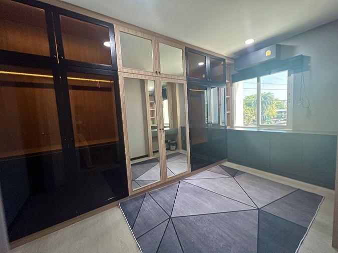 รูป ให้เช่า Baan Klang Muang S-Sense Rama 9 – Ladprao ทาวน์โฮมหลังมุม รีโนเวทใหม่ Built-in ทั้งหลัง พร้อมเข้าอยู่ ใกล้โรงเรียนนานาชาติฝรั่งเศส กรุงเทพ - รูปที่ 24/36