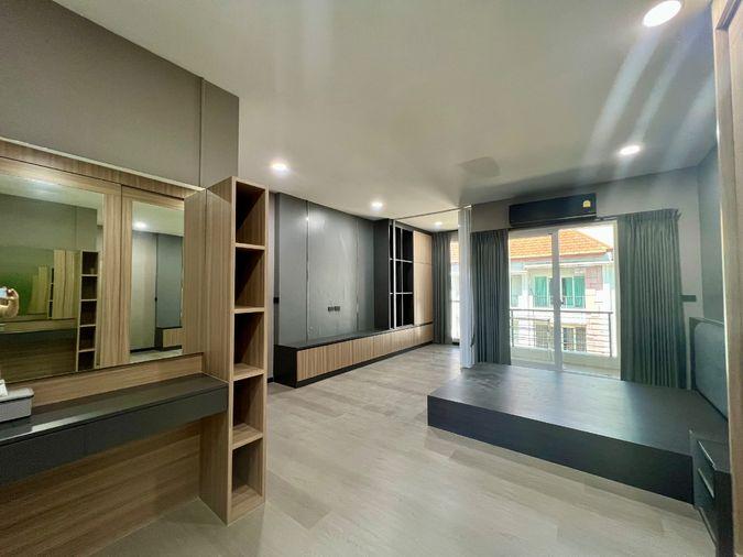 รูป ให้เช่า Baan Klang Muang S-Sense Rama 9 – Ladprao ทาวน์โฮมหลังมุม รีโนเวทใหม่ Built-in ทั้งหลัง พร้อมเข้าอยู่ ใกล้โรงเรียนนานาชาติฝรั่งเศส กรุงเทพ - รูปที่ 23/36