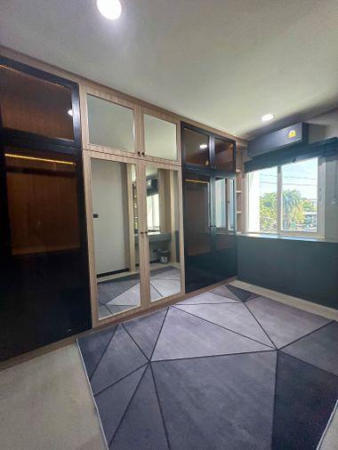 รูป ให้เช่า Baan Klang Muang S-Sense Rama 9 – Ladprao ทาวน์โฮมหลังมุม รีโนเวทใหม่ Built-in ทั้งหลัง พร้อมเข้าอยู่ ใกล้โรงเรียนนานาชาติฝรั่งเศส กรุงเทพ - รูปที่ 25/36