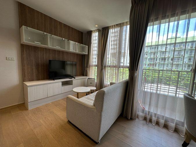 รูป Runesu Thonglor 5 แต่งมาครบแบบคุมโทนสบายตา หิ้วกระเป๋าใบเดียวเข้าอยู่ได้เลย - รูปที่ 3/12
