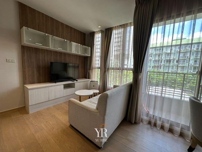 รูป Runesu Thonglor 5 แต่งมาครบแบบคุมโทนสบายตา หิ้วกระเป๋าใบเดียวเข้าอยู่ได้เลย - รูปที่ 3/12