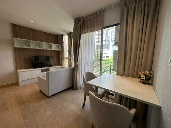 รูป Runesu Thonglor 5 แต่งมาครบแบบคุมโทนสบายตา หิ้วกระเป๋าใบเดียวเข้าอยู่ได้เลย - รูปที่ 4/12