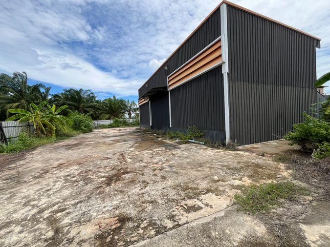 picture Warehouse and buildings for sale. - 4/17