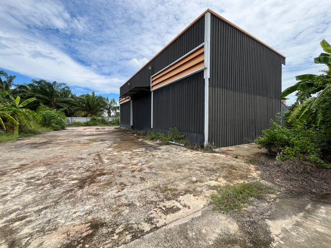 picture Warehouse and buildings for sale. - 1/17