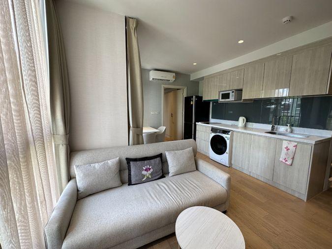 รูป Runesu Thonglor 5 แต่งมาครบแบบคุมโทนสบายตา หิ้วกระเป๋าใบเดียวเข้าอยู่ได้เลย - รูปที่ 1/12