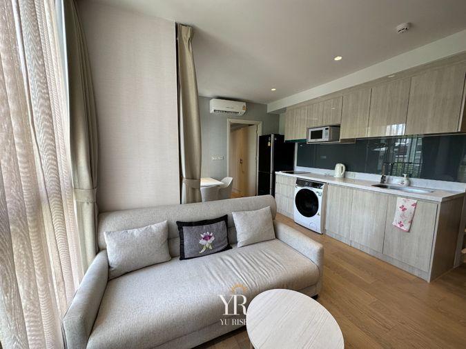 รูป Runesu Thonglor 5 แต่งมาครบแบบคุมโทนสบายตา หิ้วกระเป๋าใบเดียวเข้าอยู่ได้เลย - รูปที่ 1/12