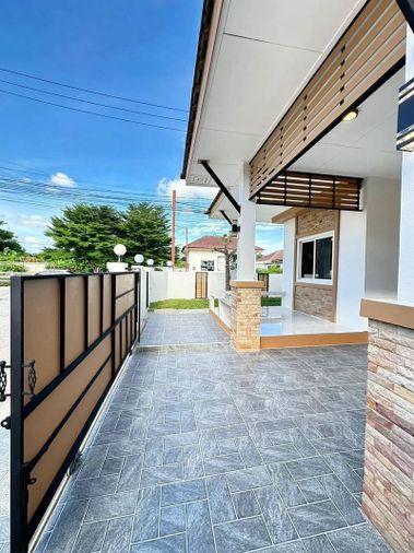 picture Newly renovated corner house in a prime location at Sahaphap 6 Village, Laem Chabang. - 12/17