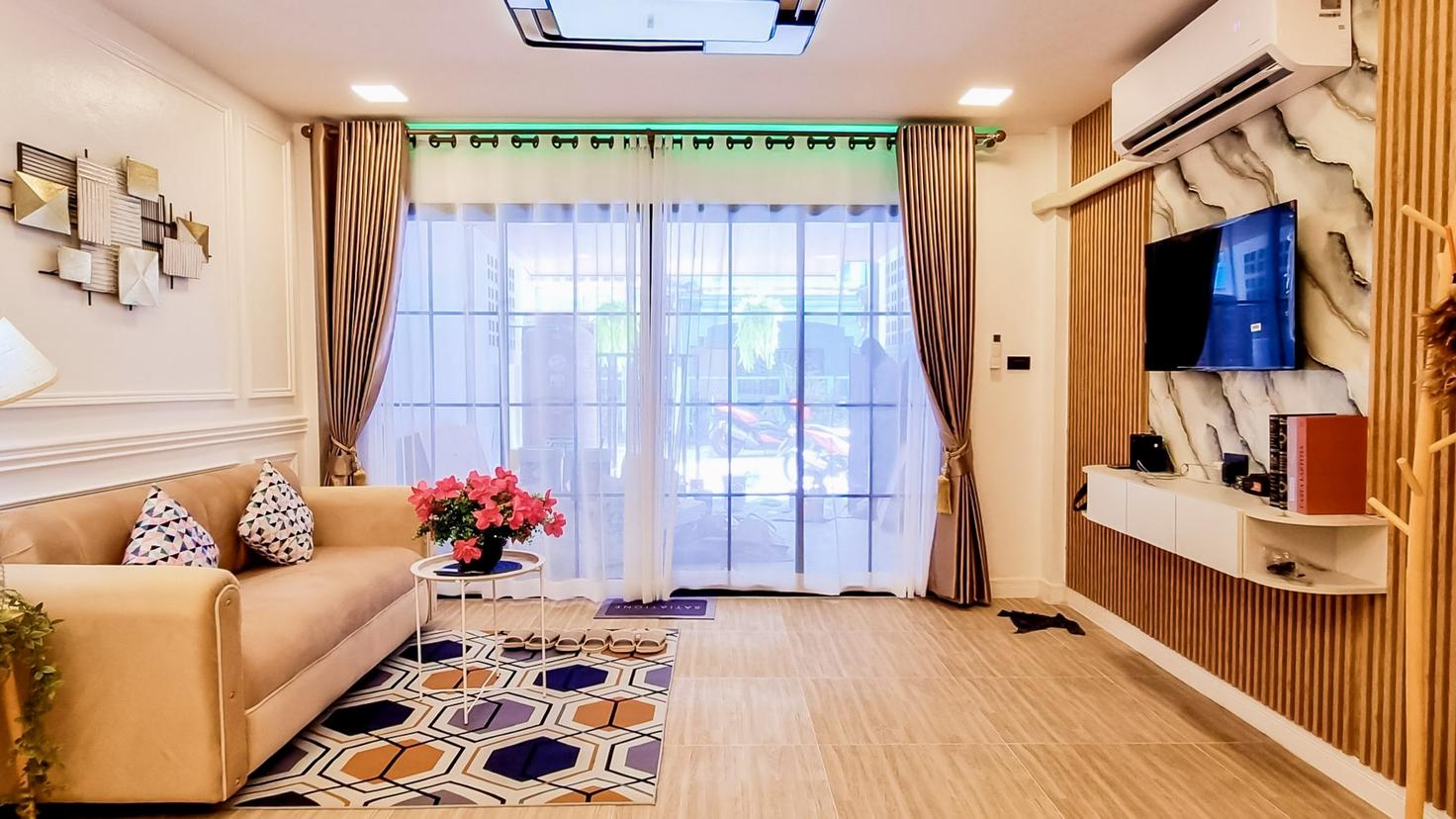 picture Minimalist Townhome for Sale Central Pattaya Fully Furnished - 1/12