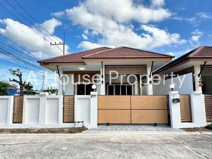 picture Newly renovated corner house in a prime location at Sahaphap 6 Village, Laem Chabang. - 1/17