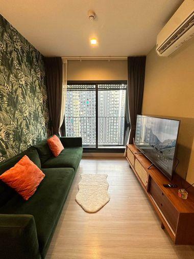 รูป Life Asoke Hype แต่งสวยมีสไตล์ โซฟานั่งเล่นกว้าง มีมุมโต๊ะทำงานกระจกเข้ามุมวิวตึกสูง 1 ห้องนอน 1 ห้องน้ำ พร้อมอยู่เลย - รูปที่ 1/10