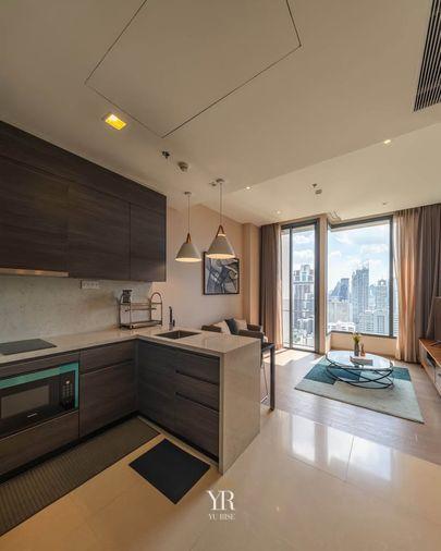 รูป The Esse Asoke 1 นอน 1 น้ำ ห้องมุมรับแสงดี โซนนั่งเล่นกว้างไม่รกรอบห้อง เฟอร์ฯ ครบพร้อมระเบียง ลากกระเป๋าเข้าอยู่เลย - รูปที่ 1/9
