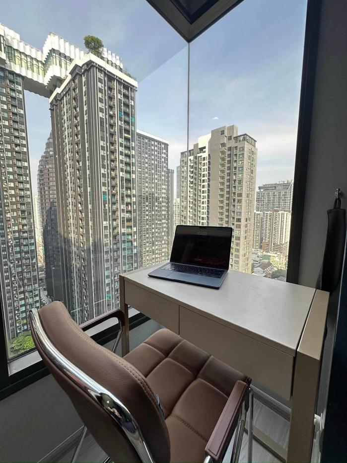 รูป Life Asoke Hype แต่งสวยมีสไตล์ โซฟานั่งเล่นกว้าง มีมุมโต๊ะทำงานกระจกเข้ามุมวิวตึกสูง 1 ห้องนอน 1 ห้องน้ำ พร้อมอยู่เลย - รูปที่ 8/10
