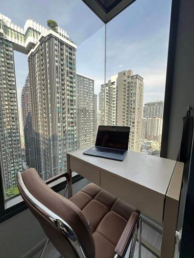 รูป Life Asoke Hype แต่งสวยมีสไตล์ โซฟานั่งเล่นกว้าง มีมุมโต๊ะทำงานกระจกเข้ามุมวิวตึกสูง 1 ห้องนอน 1 ห้องน้ำ พร้อมอยู่เลย - รูปที่ 8/10