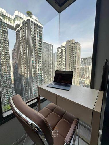 รูป Life Asoke Hype แต่งสวยมีสไตล์ โซฟานั่งเล่นกว้าง มีมุมโต๊ะทำงานกระจกเข้ามุมวิวตึกสูง 1 ห้องนอน 1 ห้องน้ำ พร้อมอยู่เลย - รูปที่ 8/10