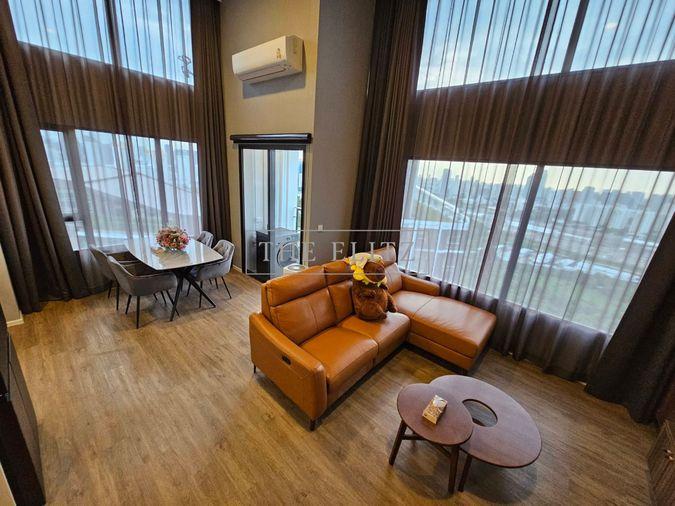 รูป ✨ Sleek Brand-New Duplex Suite with Dramatic Double-Height Ceilings in Prime Rama 9 ✨ - รูปที่ 2/40
