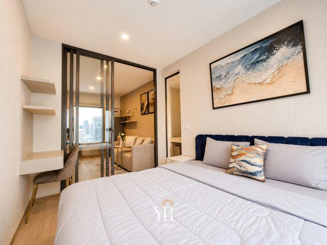 รูป Life Rama 4-Asoke ห้องแต่งสไตล์มินิมอลลักชูเบาๆและคุมโทนอุ่น พร้อมเฟอร์ที่ครบและ ครัวบิวท์อินตู้เย็นพร้อม ลากกระเป๋าเข้าอยู่ได้ทันที - รูปที่ 3/4