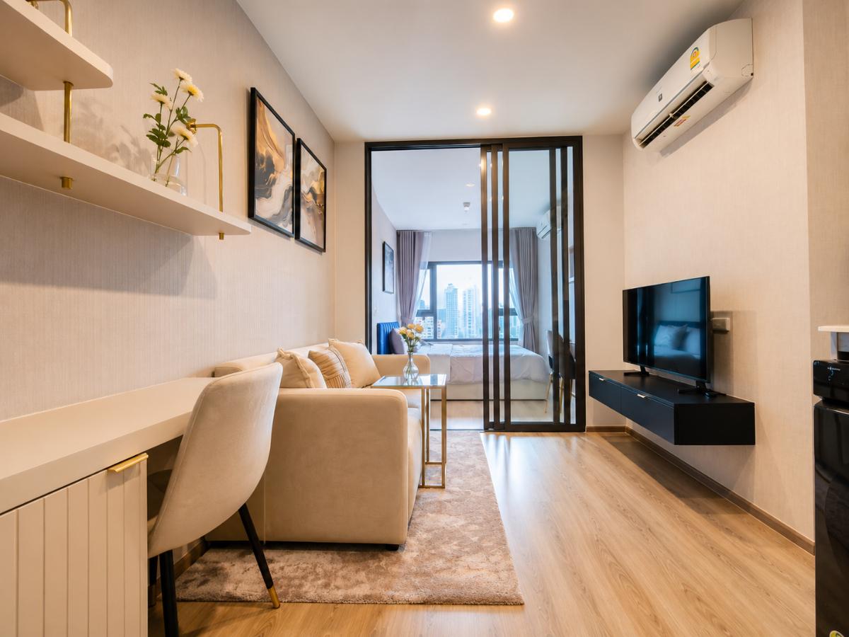 รูป Life Rama 4-Asoke ห้องแต่งสไตล์มินิมอลลักชูเบาๆและคุมโทนอุ่น พร้อมเฟอร์ที่ครบและ ครัวบิวท์อินตู้เย็นพร้อม ลากกระเป๋าเข้าอยู่ได้ทันที - รูปที่ 4/4