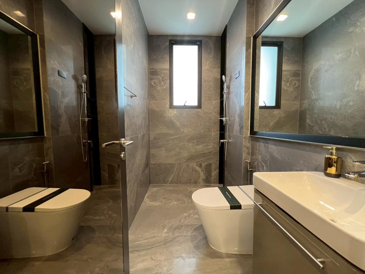 picture An ultra-luxury 3-story detached house with a private elevator in the prime Bangkok Kreetha area - 6/33