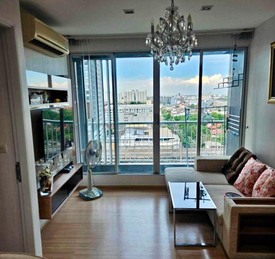 รูป Rhythm Sukhumvit 50  จุดเด่นคือวิวระเบียงสวยมาก เห็นแนวรถไฟฟ้าและวิวเมืองโล่งๆ ห้องนอนมีช่องแสงข้างเตียง เฟอร์ครบตรงปกทักได้เลย - รูปที่ 9/17