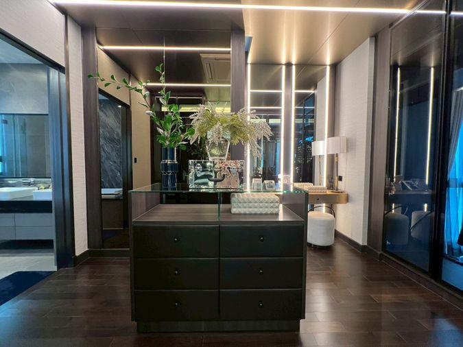 รูป บ้านเดี่ยวระดับ Ultra Luxury 3 ชั้น พร้อมลิฟต์ส่วนตัว บนทำเลศักยภาพ กรุงเทพกรีฑา ที่ออกแบบมาเพื่อการใช้ชีวิตเหนือระดับ พร้อมความเป็นส่วนตัวในทุกมิติ - รูปที่ 17/33