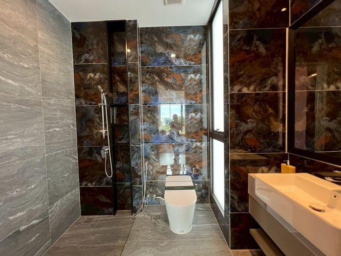 รูป บ้านเดี่ยวระดับ Ultra Luxury 3 ชั้น พร้อมลิฟต์ส่วนตัว บนทำเลศักยภาพ กรุงเทพกรีฑา ที่ออกแบบมาเพื่อการใช้ชีวิตเหนือระดับ พร้อมความเป็นส่วนตัวในทุกมิติ - รูปที่ 32/33