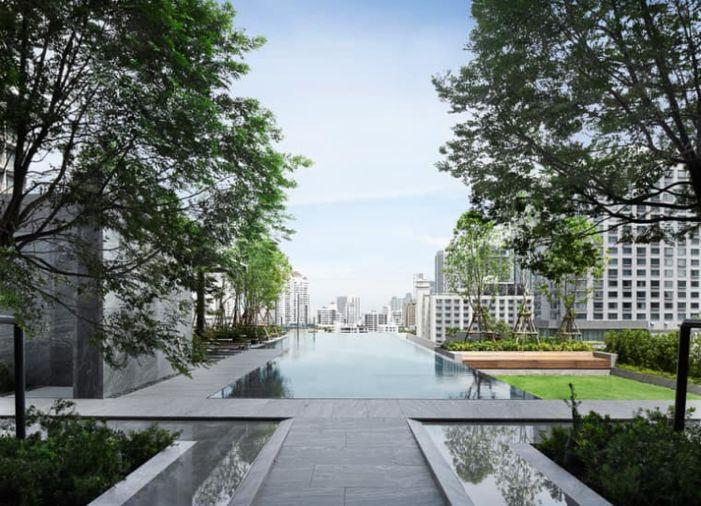 รูป The Esse Sukhumvit 36 ​​ เลย์เอาท์กว้างไม่อึดอัด ได้โคมไฟระย้าดีไซน์หรู ห้องนอนเปิดรับวิวเมืองมุมสูง - รูปที่ 3/9