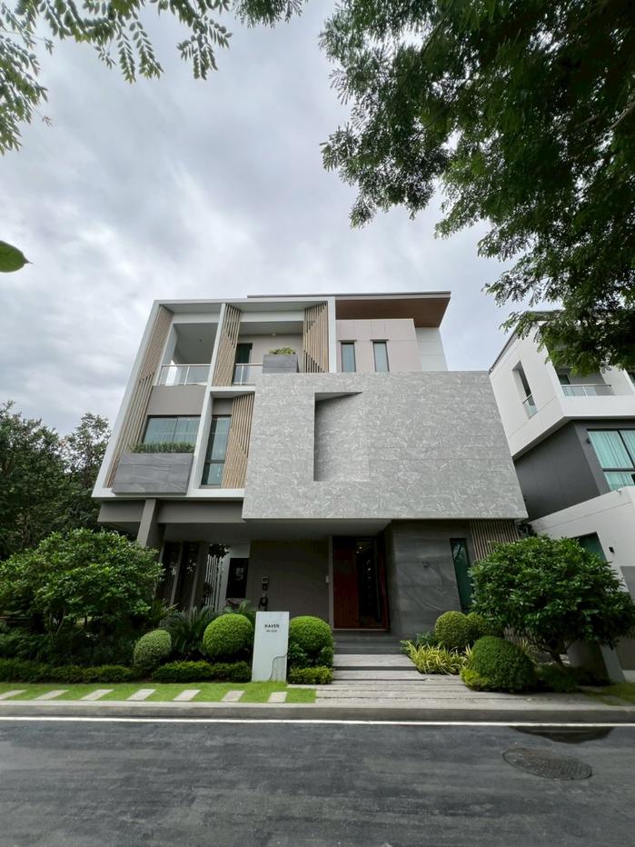 picture An ultra-luxury 3-story detached house with a private elevator in the prime Bangkok Kreetha area - 1/33